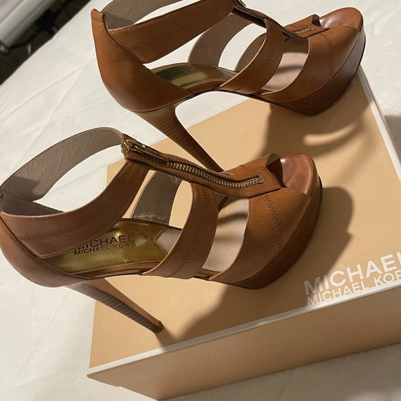 Michael Kors Size 8 Camel Colored Peep Toe Heels - Picture 1 of 4